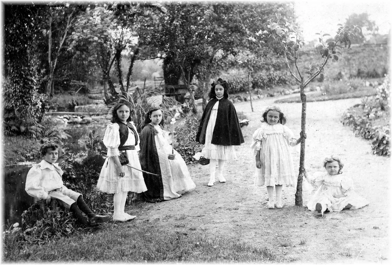The six Beard children: Donald, Lilian, Violet, May, Margot and Dorothy
